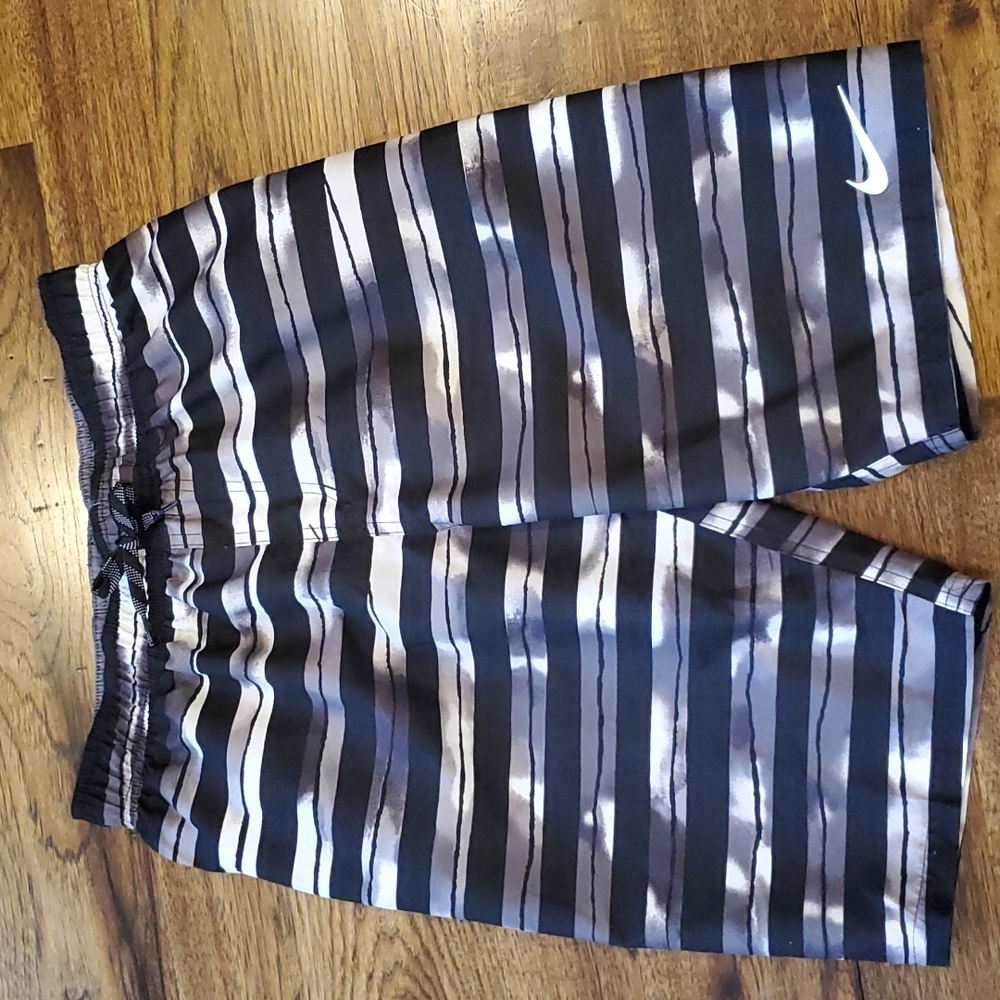 Mens Nike Repel black, gray, & white swim trunks size S